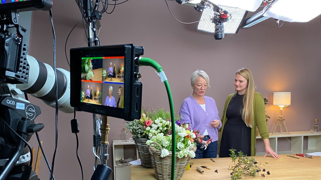Landlust-Floristmeisterin Andrea Wittelmann und Garten-Ressortleiterin Julia Mensing haben im Workshop gezeigt, wie Blumensträuße gebunden werden.