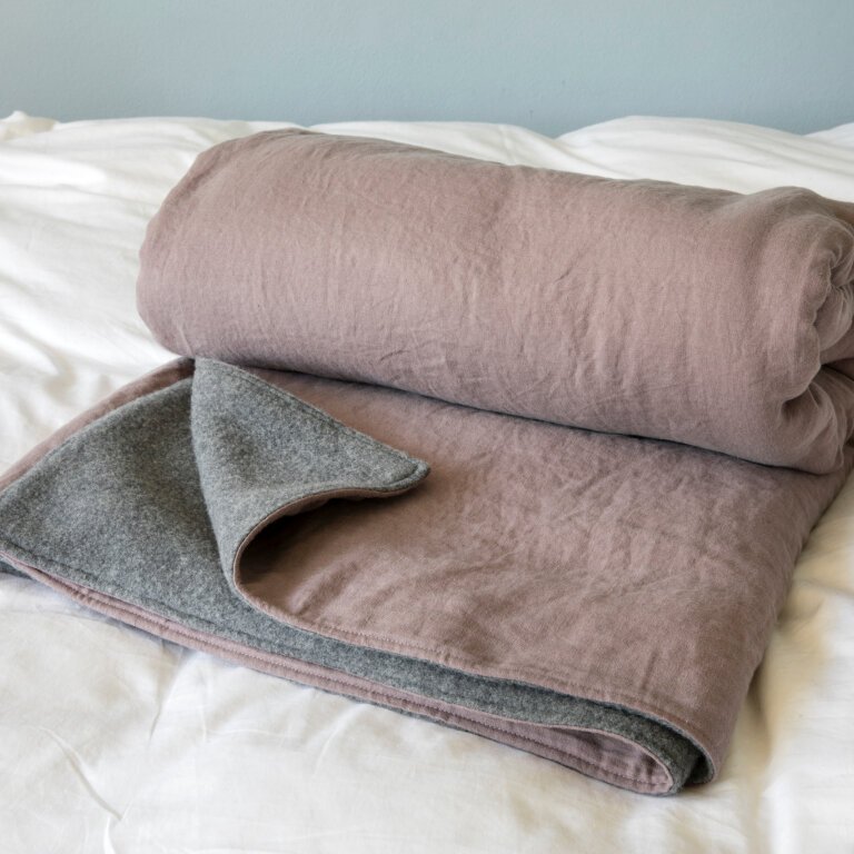 Dieser zweifarbige Bettüberwurf wird aus dicht gewebtem Leinen und einer Lage Merino-Fleece zusammengenäht.