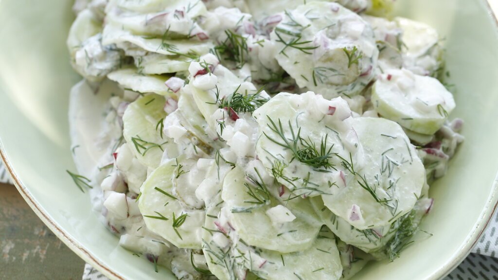 Gurken-Radieschen-Salat mit Dill