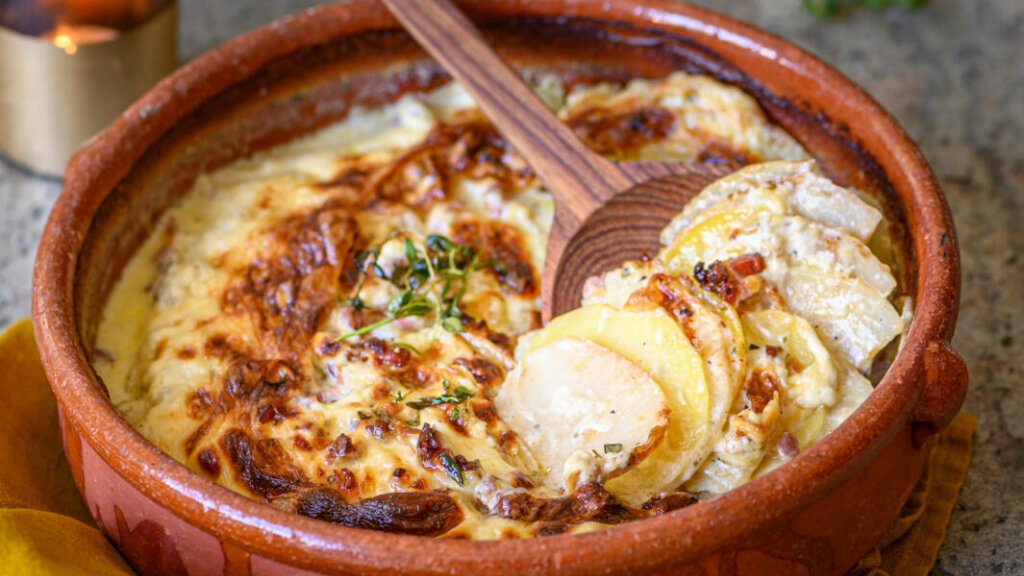 Sellerie-Kartoffel-Gratin aus dem Ofen mit Käse überbacken