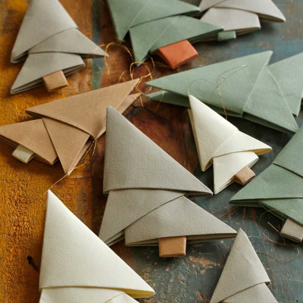 Origami-Tannen aus Papier gefaltet