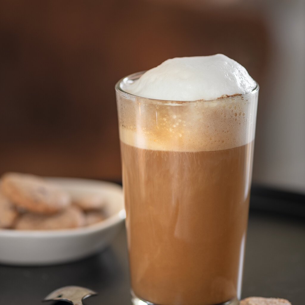 Marzipan-Milchkaffee mit Milchschaum im Glas