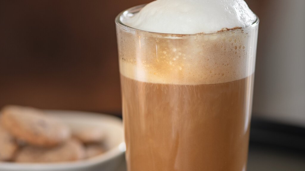 Marzipan-Milchkaffee mit Milchschaum im Glas
