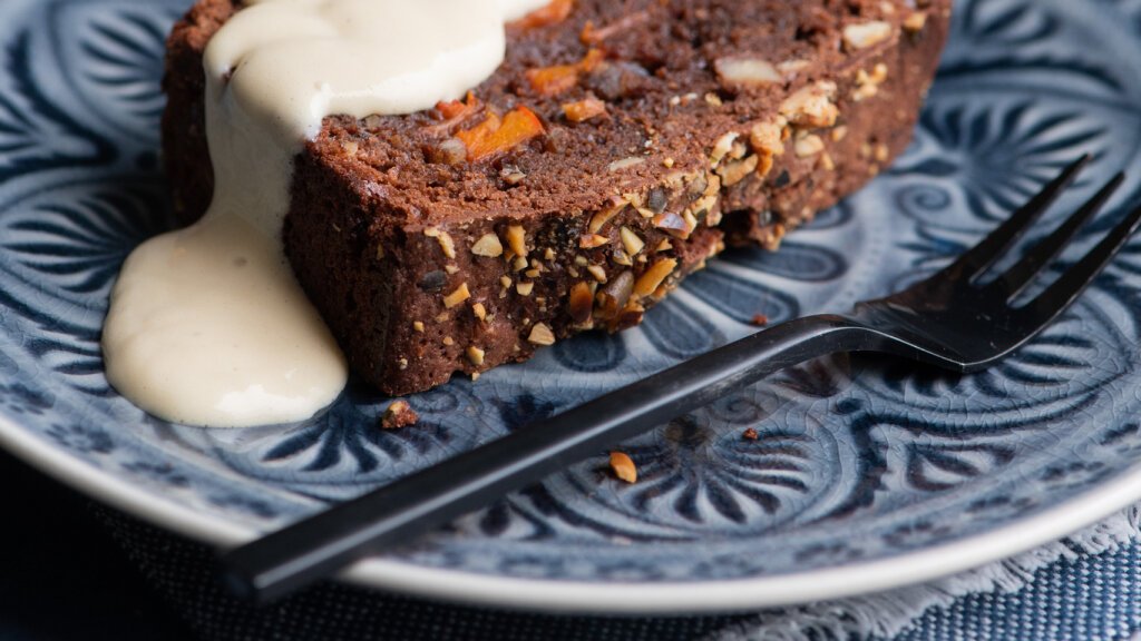 Der saftige Kastenkuchen hat eine Menge Aromen: Kürbis, Schokolade und Vanille.