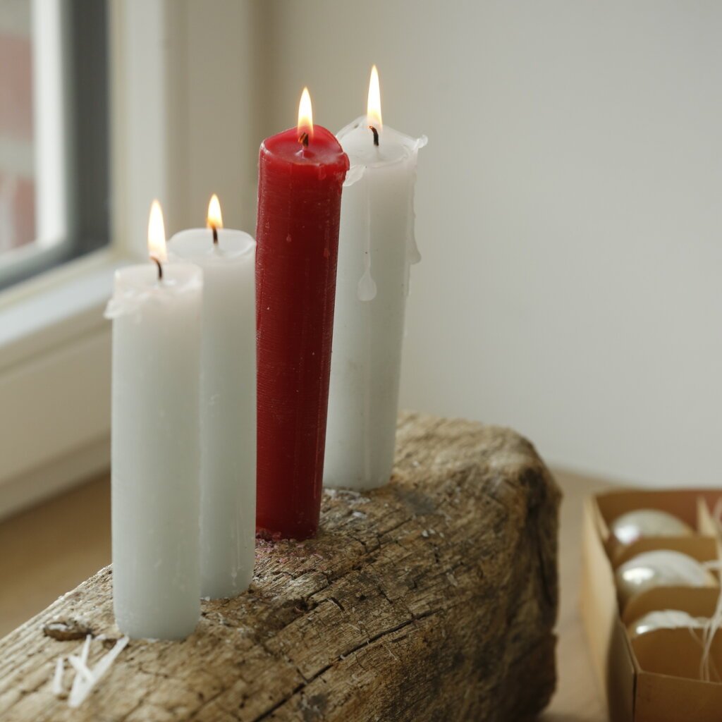 Kerzenhalter aus rustikalem Holzblock