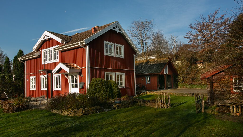 Auch in Deutschland entstehen rote Holzhäuser und Gartenprojekte nach schwedischem Vorbild.