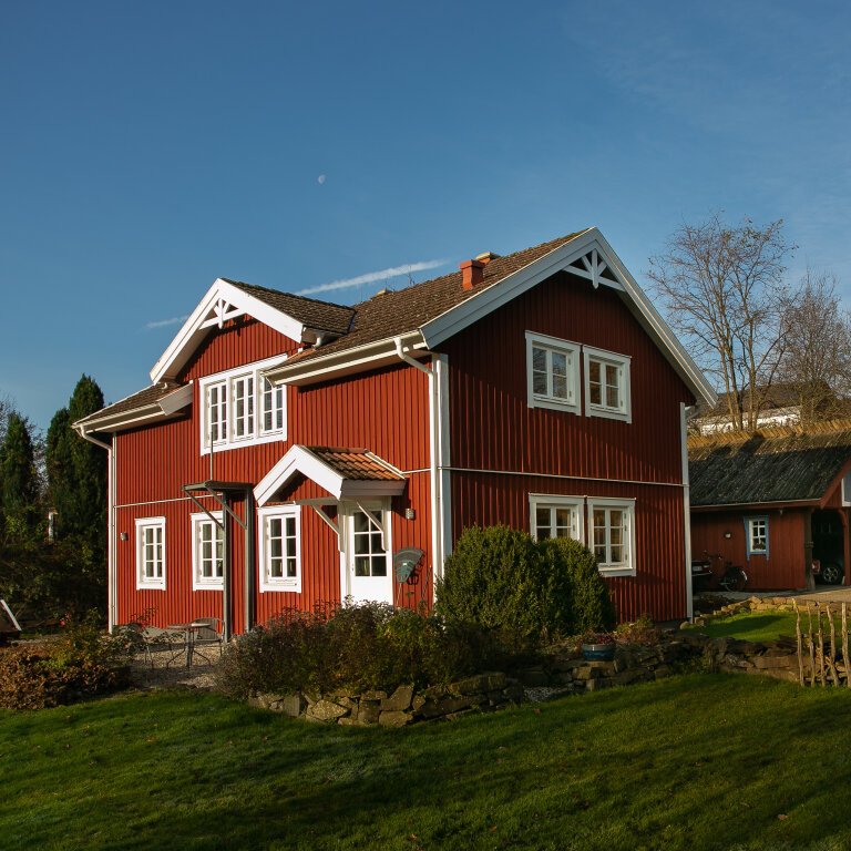 Auch in Deutschland entstehen rote Holzhäuser und Gartenprojekte nach schwedischem Vorbild.