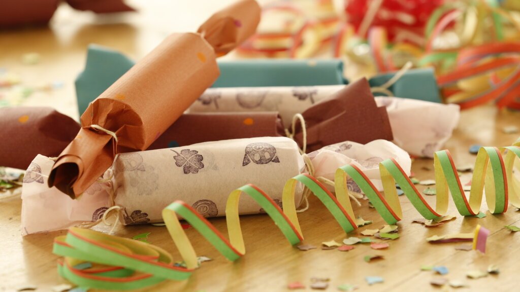 Befüllt sind die Papierbonbons mit Süßigkeiten, kleinen Geschenken und viel Konfetti.