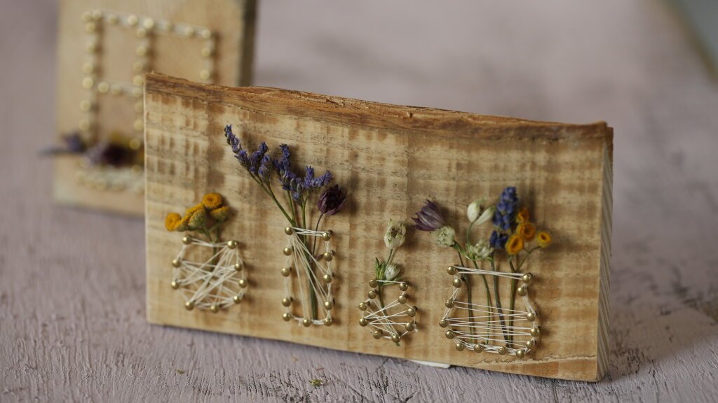 Zarte Blumenbilder auf Holz