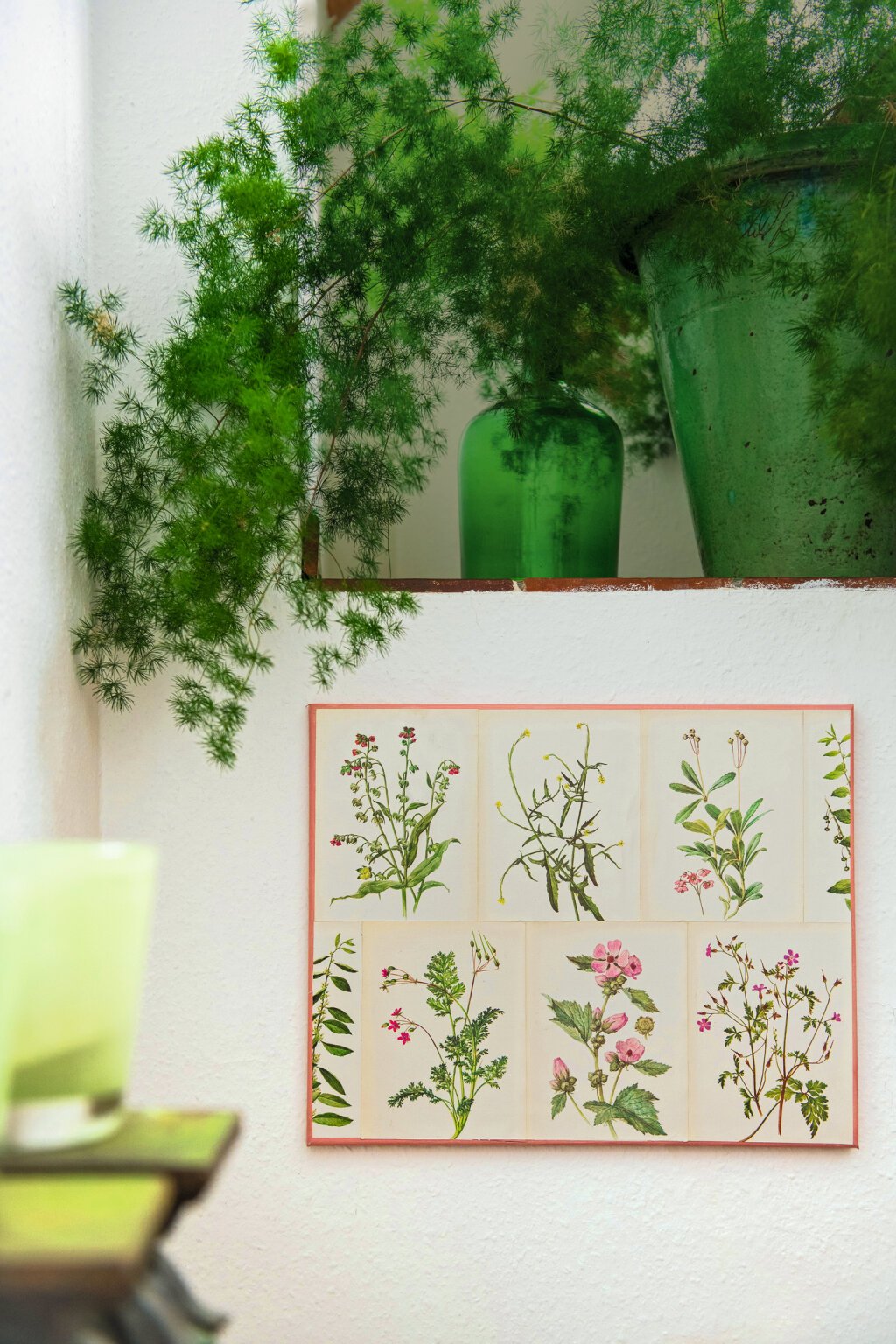 Das fertige Wandbild mit Botanikdrucken auf einer Leinwand.