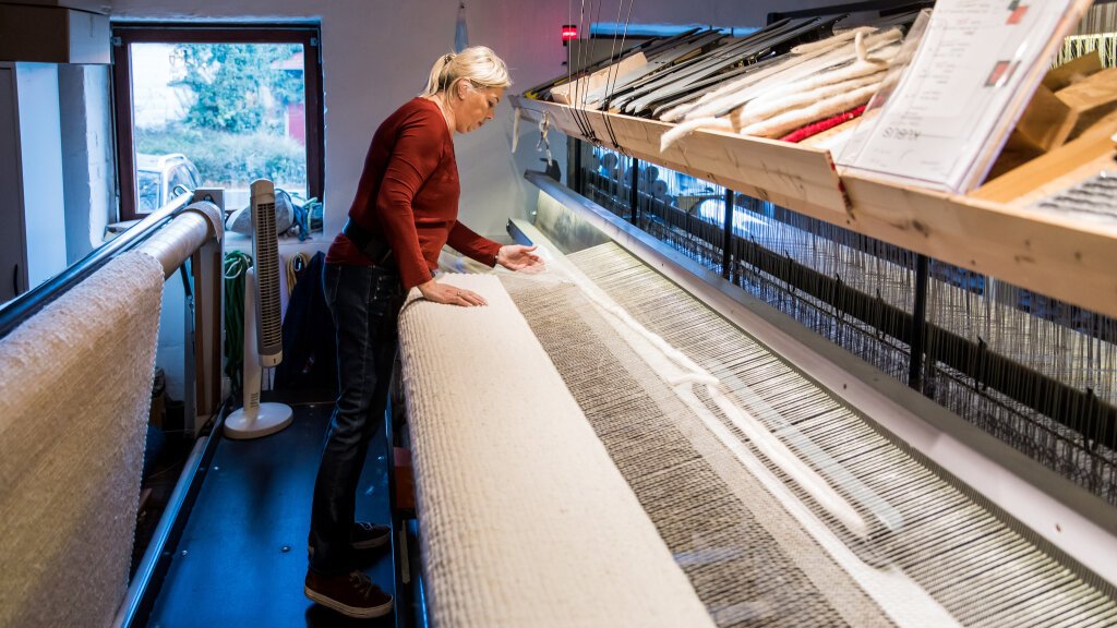 Für einen drei Meter breiten Teppich laufen 720 Kettfäden in den Webstuhl ein. Sie bestehen aus Leinen. 
