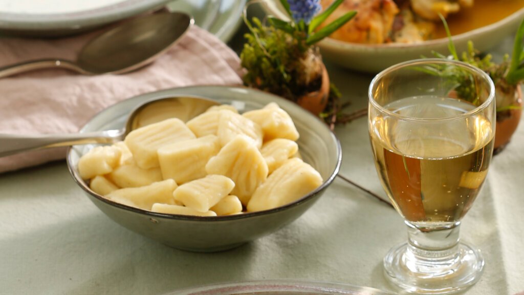 Die kleinen italienischen Klöße aus Kartoffelteig lassen sich mit verschiedenen Kräutern, Gemüse und Soßen vielfältig zubereiten.