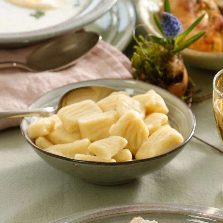 Die kleinen italienischen Klöße aus Kartoffelteig lassen sich mit verschiedenen Kräutern, Gemüse und Soßen vielfältig zubereiten.