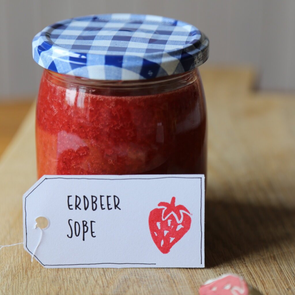 Selbstgemachte Erdbeer-Marmelade kannst du mit einem Etikett verschönern.